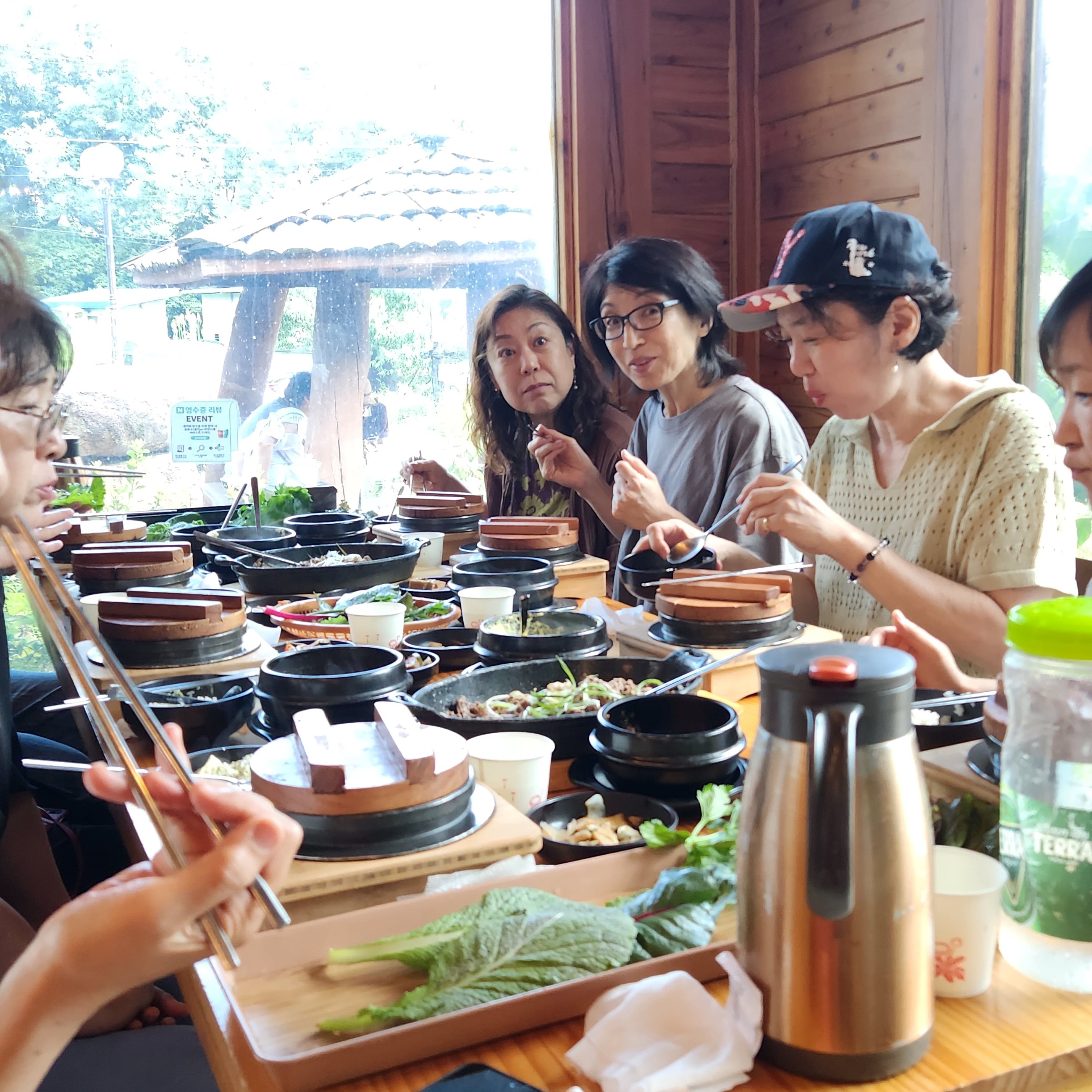 동두천 삼겹살을 굽고 한입 맛보는 장면