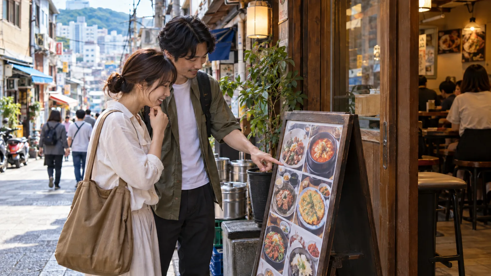 일본인 여행자가 동네 식당 앞에서 사진 메뉴를 살펴보는 설명용 AI 이미지